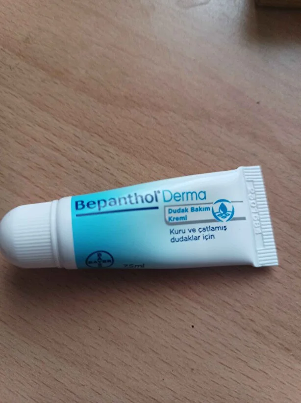 Bepanthol Dudak Bakım Kremi 7,5 ml L Kuru Ve Çatlamış Dudaklar Için Günlük Yoğun Nemlendirici